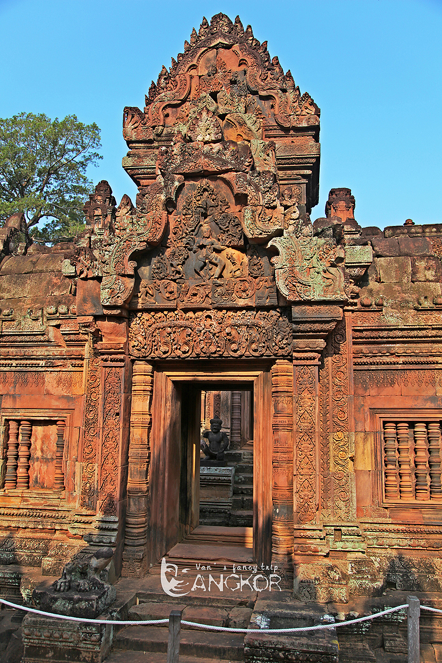 吴哥艺术最让人惊叹的体现,莫过于女王宫。这座寺庙中的雕刻,已经到了非言语可以形容的精细与华美,用蒋勋的话来说,就是“刺绣一般的质感”。当我亲眼所见之后,才知道他确实所言非虚。门口的那迦(Naga)蛇神,作为印度教最重要的意象之一,经常出现在吴哥寺庙中。