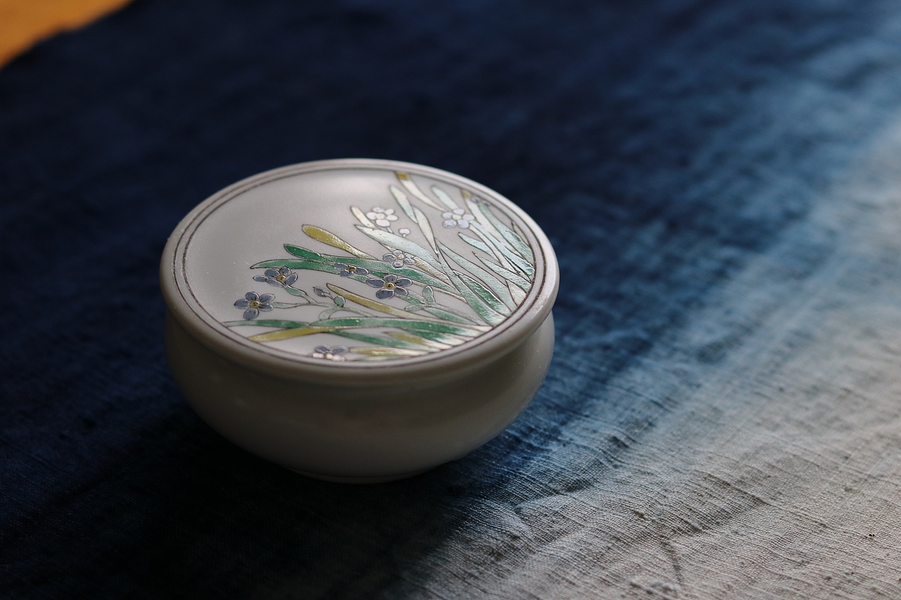 景德镇手绘古彩花草纹盖盒（图ZMTE1OTQ2MzQ0） - 工艺品设计 - 站酷设计师吴大蛮子原创素材 - 站酷ZCOOL