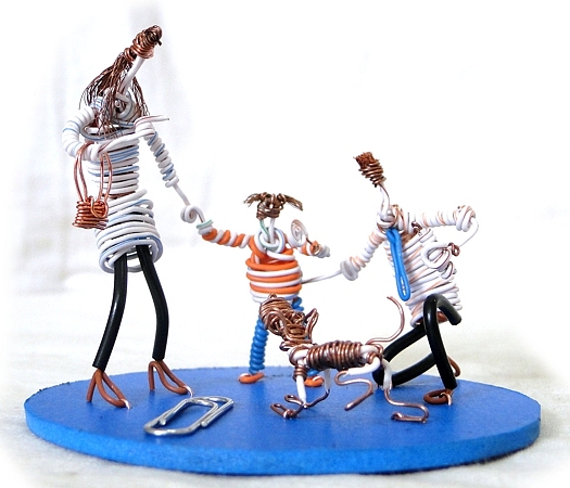 幸福的一家四口
<br>有枚曲别针 可以很清楚的看出比例