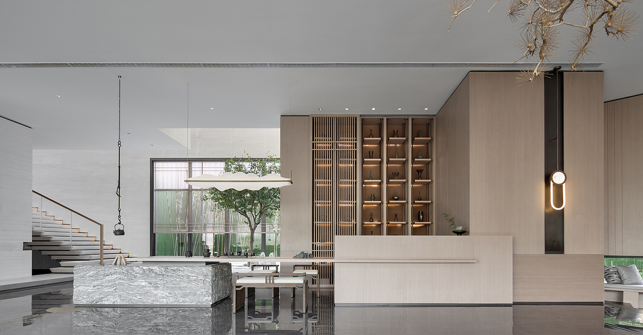 水吧洽谈区,整体以米白和暖棕铺陈,一株松枝从天井斜穿而出,像山崖上独立的松树,阳光从玻璃幕墙洒入室内,松树枝杈间漏下的阳光,光影斑驳,日暮向晚,正好虚度。