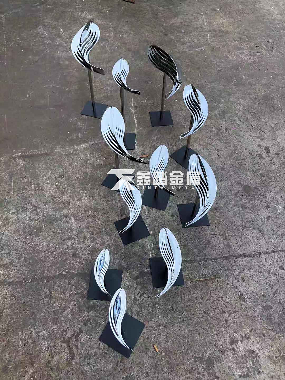 售楼部入口水池景观小品雕塑 多层抽象不锈钢鱼群雕塑