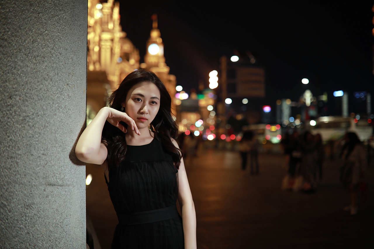 东方明珠下夜景人像