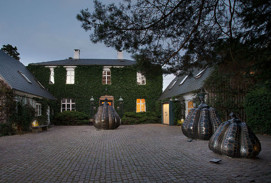 草间弥生-日本-圆点女王