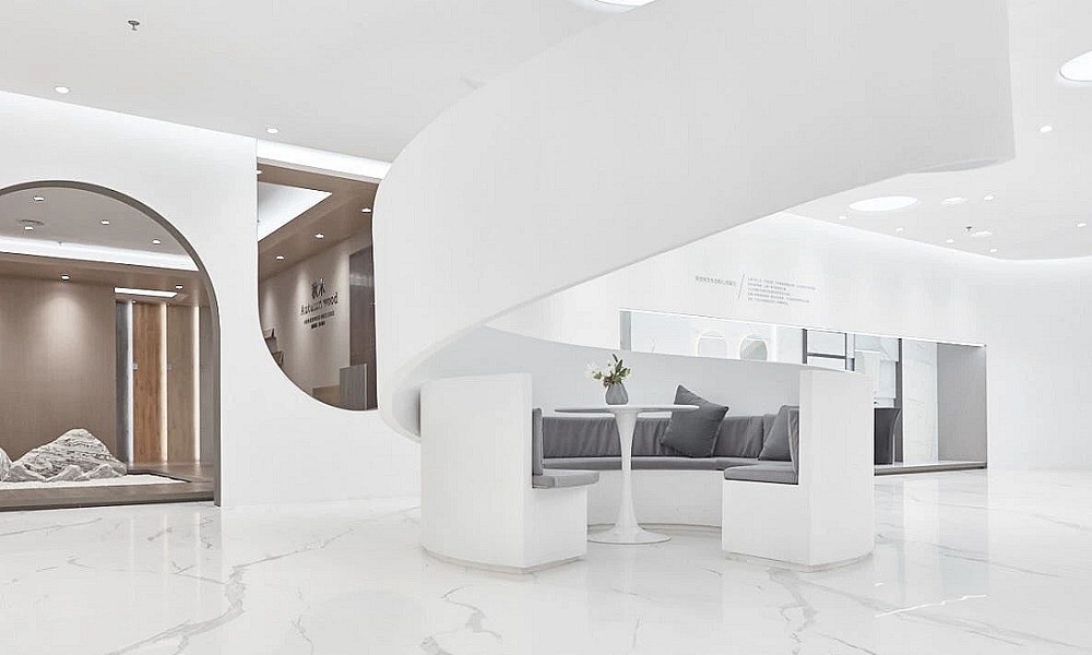 一个超大的极简纯白空间