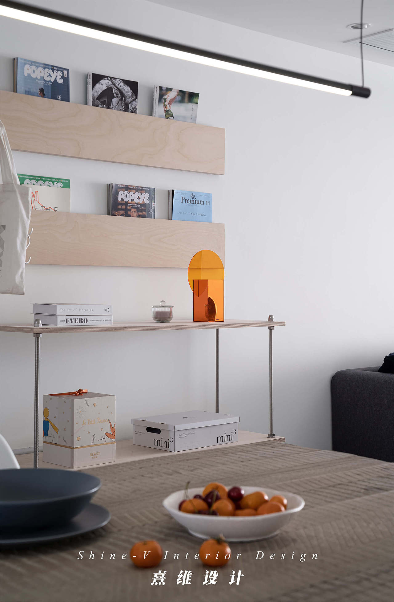 《空格》从单调到纯粹的迁跃,仿若月色来