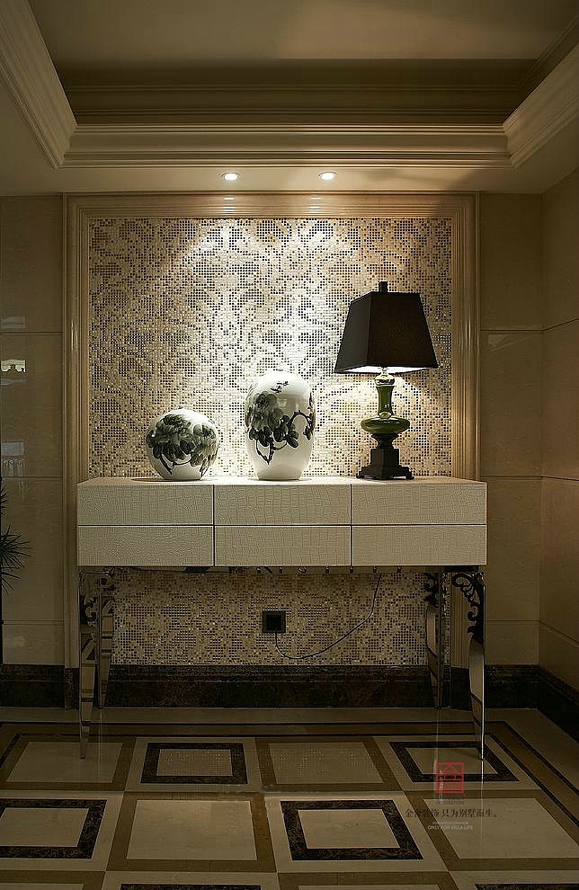 设计说明: 本次设计是围绕着“新古典"这一主题展开的,简洁·雅致·空间有种种冲突的美感,敢于表现又有些收敛,兼具理性与感性的风格,足以诠释典雅清新,时尚风格的内涵空间就是在这样的色彩和元素搭配中变得前卫而独特,拥有着一种不同寻常的魅力。简单的生活透着极致的浪漫与包容,在简洁的造型里体会到放松闲适的味道,在明快的色彩中感受着心情的愉悦。
主体家具的形式 都统一采用实木框架,黑檀木贴皮,表面黑色亚光油漆及香槟色装饰。软包面料多采用能够体现雅致度的绒布和皮革,色系统一在米灰色、白色调、灰绿色、上中性色,突出舒适度和温馨感。窗帘面料采用垂感较好的丝绒面料为主,搭配真丝质感纱帘,再以流苏花边点缀,色调控制在咖啡色系上,充分表现典雅。装饰画采用映像派风格手绘油画,色彩上可以出挑一些,画框统一选用简欧风格木制香槟色系。配饰的选择上多为米、白色系,少量鲜亮色彩作为点缀。充分运用缜密而细腻的木,加上棉麻、绒布、皮质等各种材质的组合。整个空间不因家具的纯正深色感到压迫和沉重。铜制的艺术品、玻璃的摆件、陶瓷的瓶罐等,营造出深浅变化的剔透空间与生活品质。祥云的元素的融入将西方优雅与东方灵性相糅合,而极具时尚魅力的波普纹样组合,在情绪交错、花纹横陈的靡靡氛围中,生命也展露出妖冶的一面。<br>