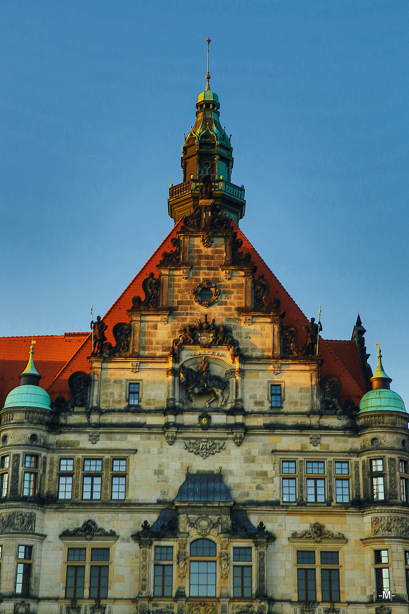 山墙的质感颇为好看，当然了德累斯顿的部分我多半用了HDR的拍摄方法加上手持的关系……多少有点朦胧Orz看个大概吧大概……颇为喜欢这张的画面于是几乎是废片的状态我还是硬拿上来了，随性一些~好了