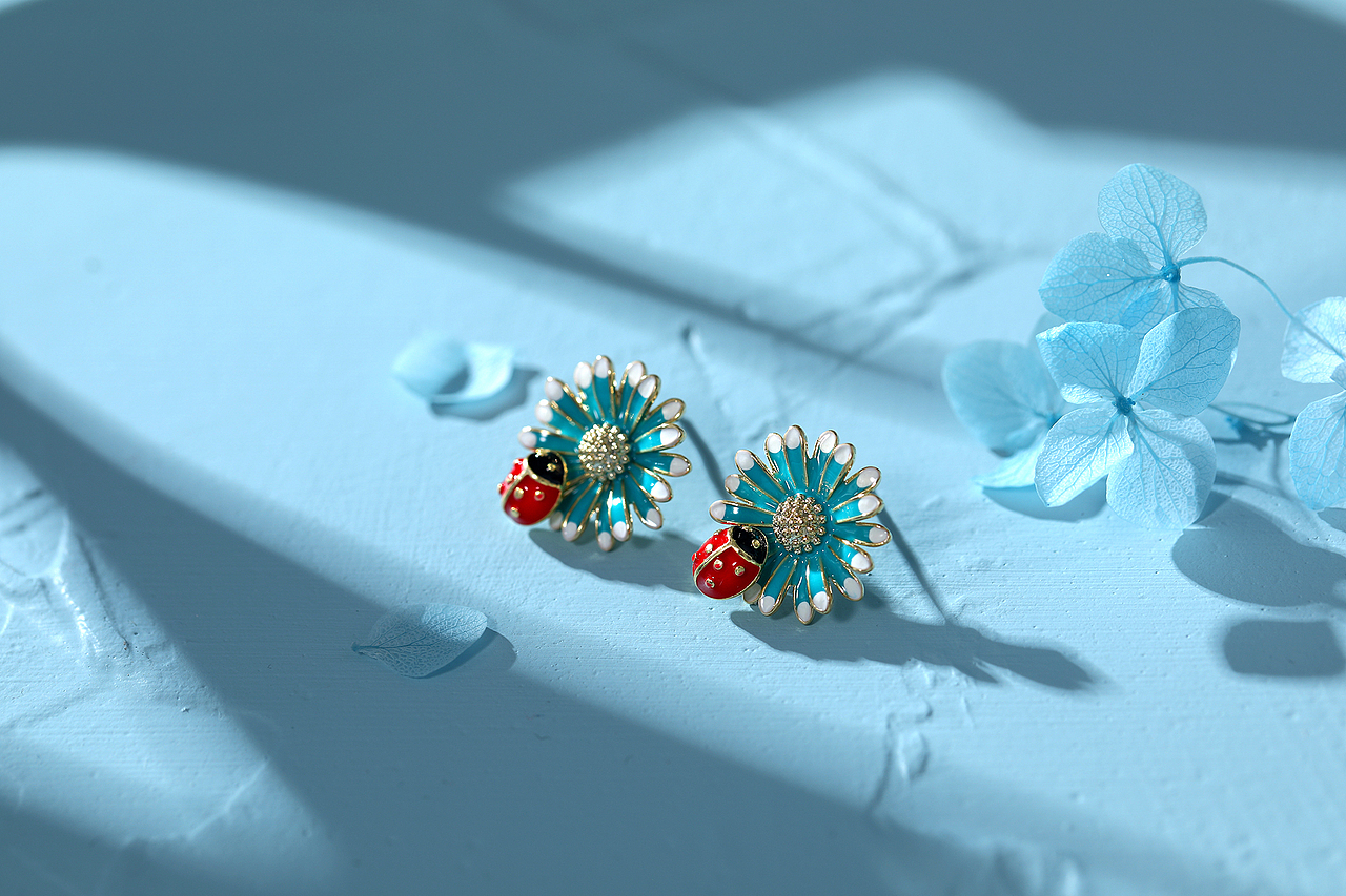 浅蓝底 小雏菊耳钉 首饰摄影 耳钉场景图 时尚首饰（图ZMjYzNDUxMDQw） - 产品摄影 - 站酷设计师广州小韩原创素材 - 站酷ZCOOL