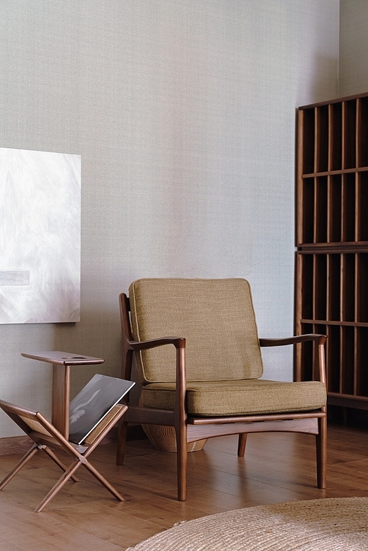 半通透式的休闲空间,连接餐厅与走廊,便于老人休息,小孩玩耍,同时还能休闲娱乐。
配上一些老物件,无需修饰,简朴自然。<br>