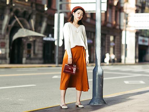 中国女模外景服装拍摄网店拍照外滩实景