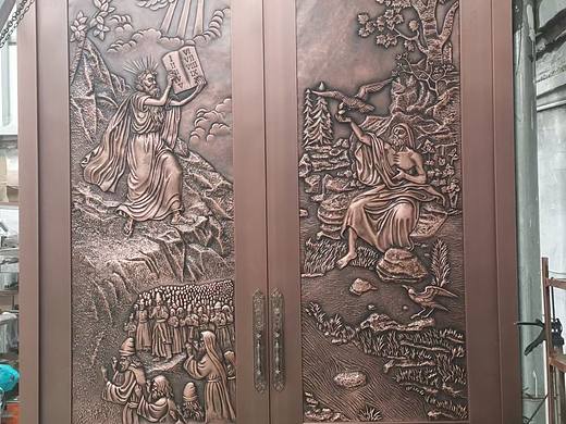 教堂手工敲花铜门、河北铜门花手工敲花锻打铜浮雕厂家