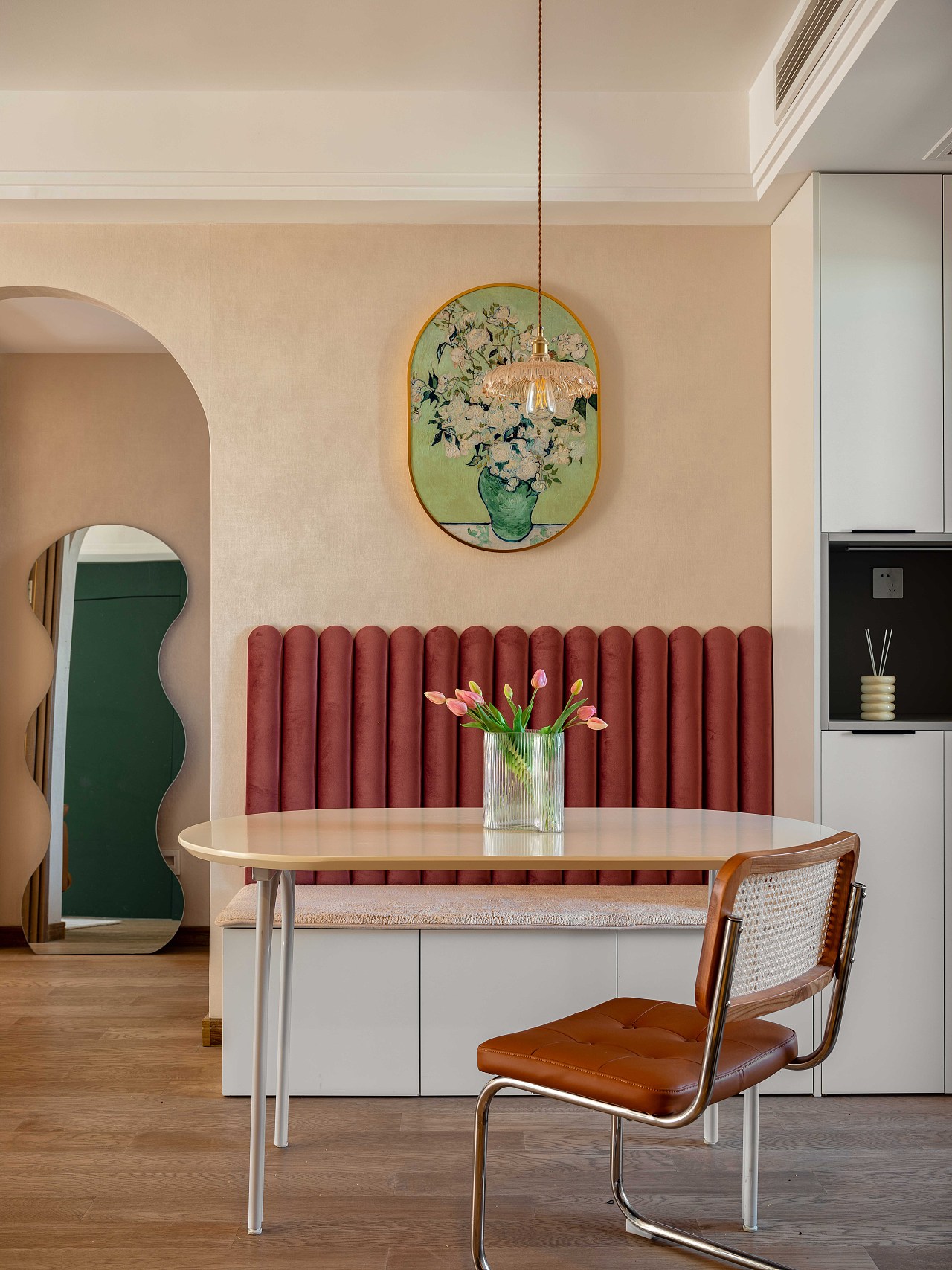 考虑到餐厅区域面积不大，设计团队采用精致小巧的卡座形式，既优化了生活动线、增加了收纳空间，又营造了别致的复古氛围感。