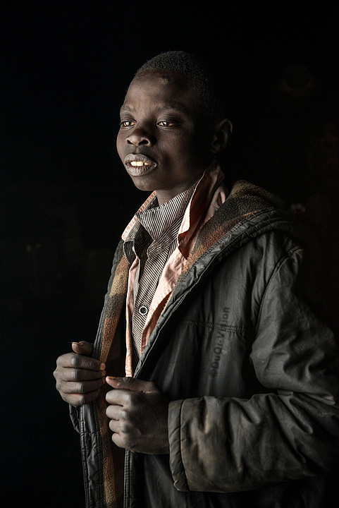 kenya glue kids-肯尼亚贫民窟街头的流浪儿童