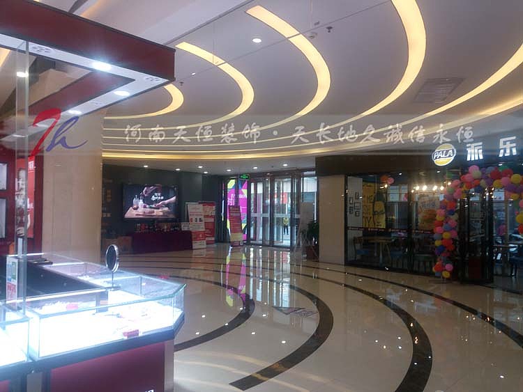 新乡商场超市装修设计郑州实力强的装修公司天恒装饰优选 时光飞逝时代经济发展迅速,超市如今遍布国内各个大街小巷,商业综合体,住宅底商,街边小店等等,都有商场超市的身影。那么,商场超市怎么装修设计要看商场超市大小类型。比如是不是大型商场超市,或者说主营几种产品以及街边的小型超市,看看要不要重新的综合布线(含水电),以及经营者准备的装修预算资金,要求达到的装修风格和档次。知道了这些,才好整体的空间布局,做好货品陈列摆设以及细节的处理。
