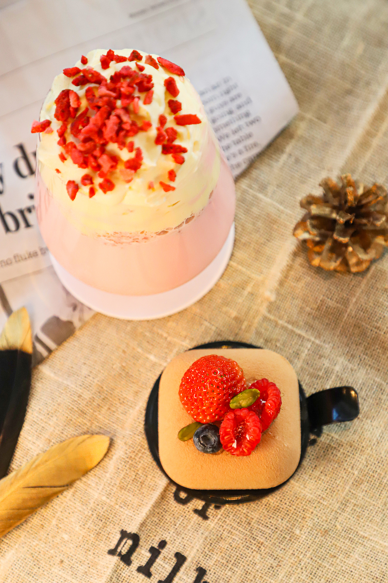 草莓奶昔配草莓抱枕慕斯蛋糕