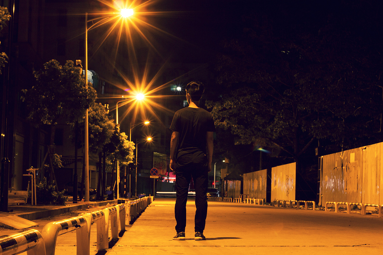 每个灯火阑珊的夜晚,形单影只是孤独的.城市不眠,思绪也不眠.