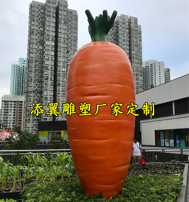 清风徐来玻璃钢玉米雕塑静静地躺在果实累累的玉米地里