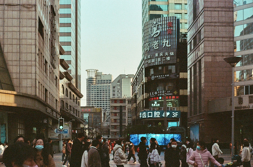 大都市小人物-徕卡M6胶片摄影（图ZMzMzMTEwNjIw） - 人文/纪实摄影 - 站酷设计师老猎人摄影原创素材 - 站酷ZCOOL