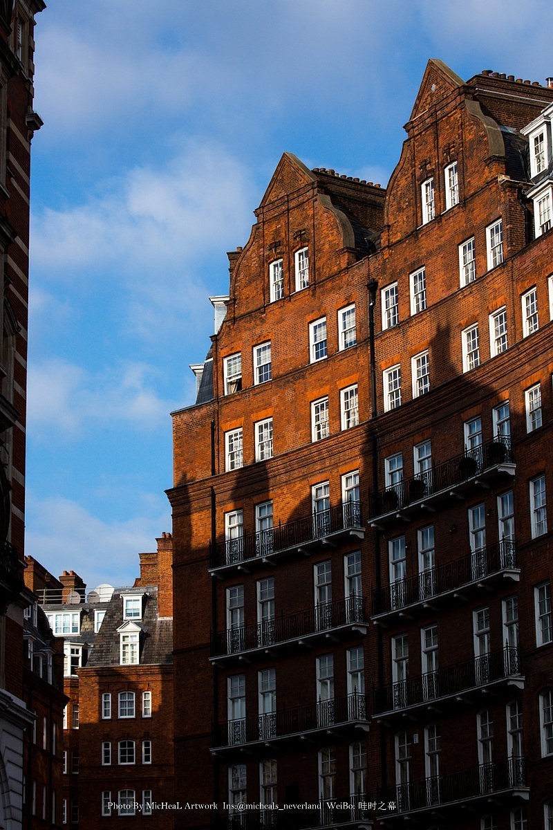 皇家阿尔伯特音乐厅的造型是椭圆形的建筑，其实并没有必要，但是周围的一些楼房却做成了弧形的平面来延续音乐厅的线条，这真的是非常有趣的建设方式，这周围有皇家音乐学院与艺术学院，整个气氛安静又典雅，十分喜欢这个街区的氛围。尤其是建筑的色彩还这么好看~