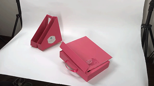 三、实物定格动画,质感与创作的最佳融合
相比剪纸定格动画,实物定格动画也许不为大众所熟知,但它在广告片中的应用却十分广泛。许多奢侈品品牌都非常喜欢使用定格动画,因为逐帧利用相机拍摄的定格动画在最完整地还原商品质感的同时,还能给予商品最灵活的动态。