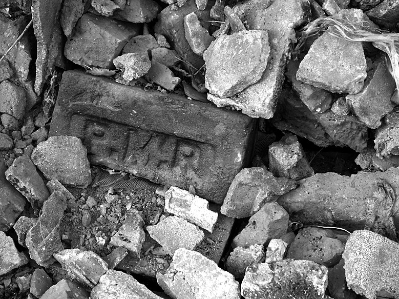 2012年一次路过“九趟房”的时候,经当地住户指点偶然间发现这里的青色方砖清晰地标有"PMR"的英文缩写,这一发现令我大感意外,惊喜之余冥冥中感觉到这里的一片青砖宅子注定有着不同寻常的故事,我暗下决心,一定要把"PMR"这未结的迷局弄个水落石出。。。。。。