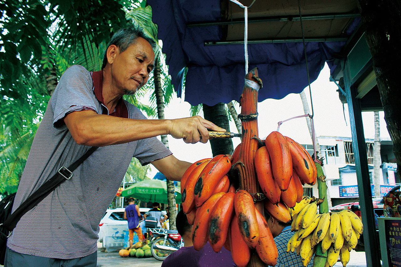 为我们切下红色大香蕉的大叔