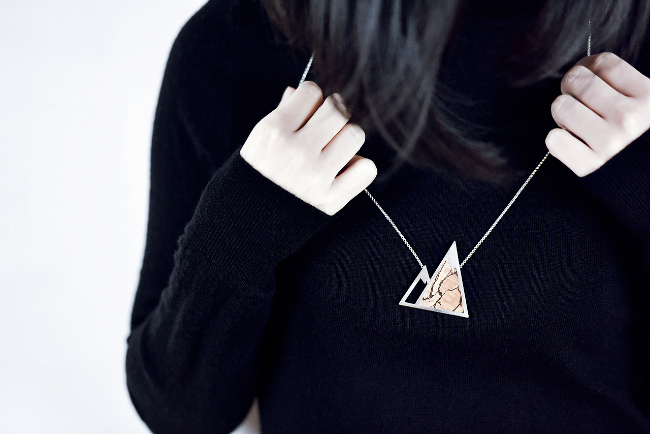 【风花雪月】与人
&lt;br&gt;​美比好看好&lt;br&gt;好比美好&lt;br&gt;&lt;br&gt;&lt;br&gt; 这是在外木艺第一次尝试与金工合作&lt;br&gt;第一次推出首饰系列作品