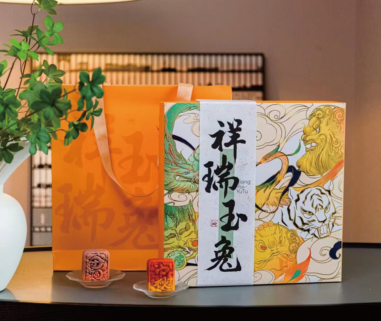 看着成品落地成就感还是满满的
希望自己可以有更长足的进步<br><br>下一篇 <br>大月饼包装<br>已经今年我最用心也最喜欢的原创月饼模具设计 <br>8粒不同寓意古风满满的造型,希望大家会喜欢<br>【月饼系列未完待续】