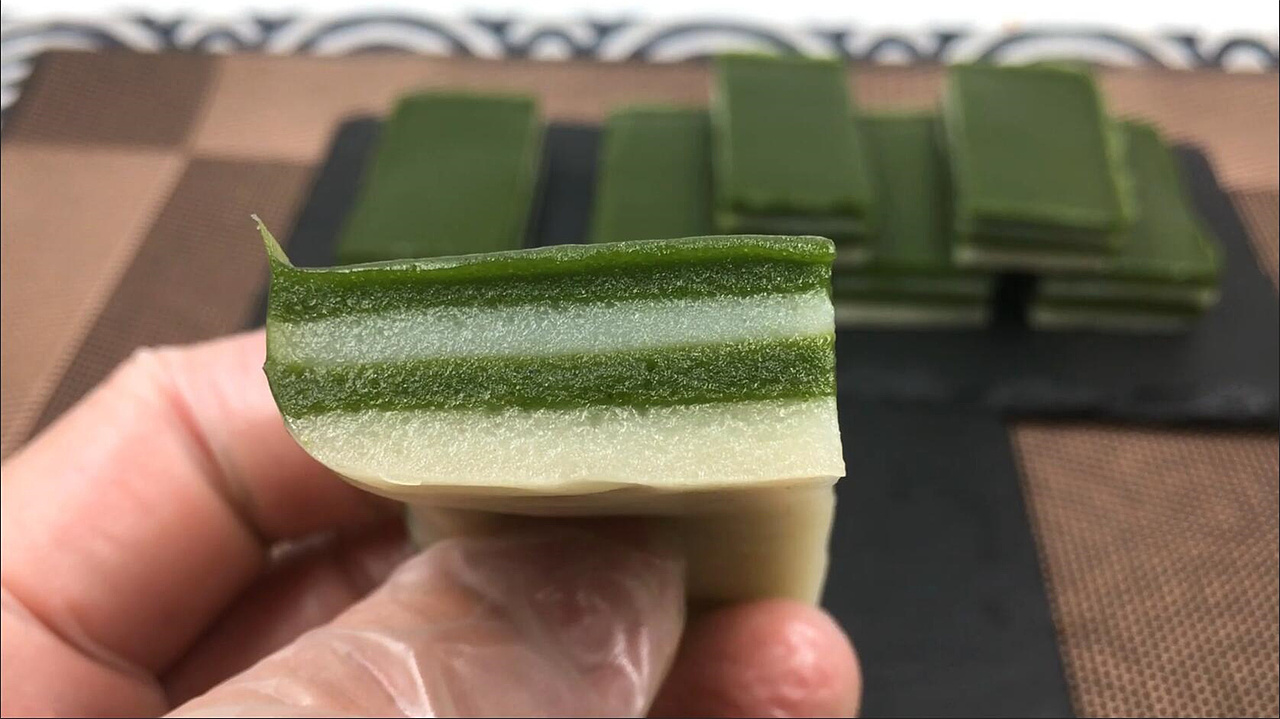 抹茶糯米条,软糯香甜清新茶香,咬上一口幸福感爆棚。