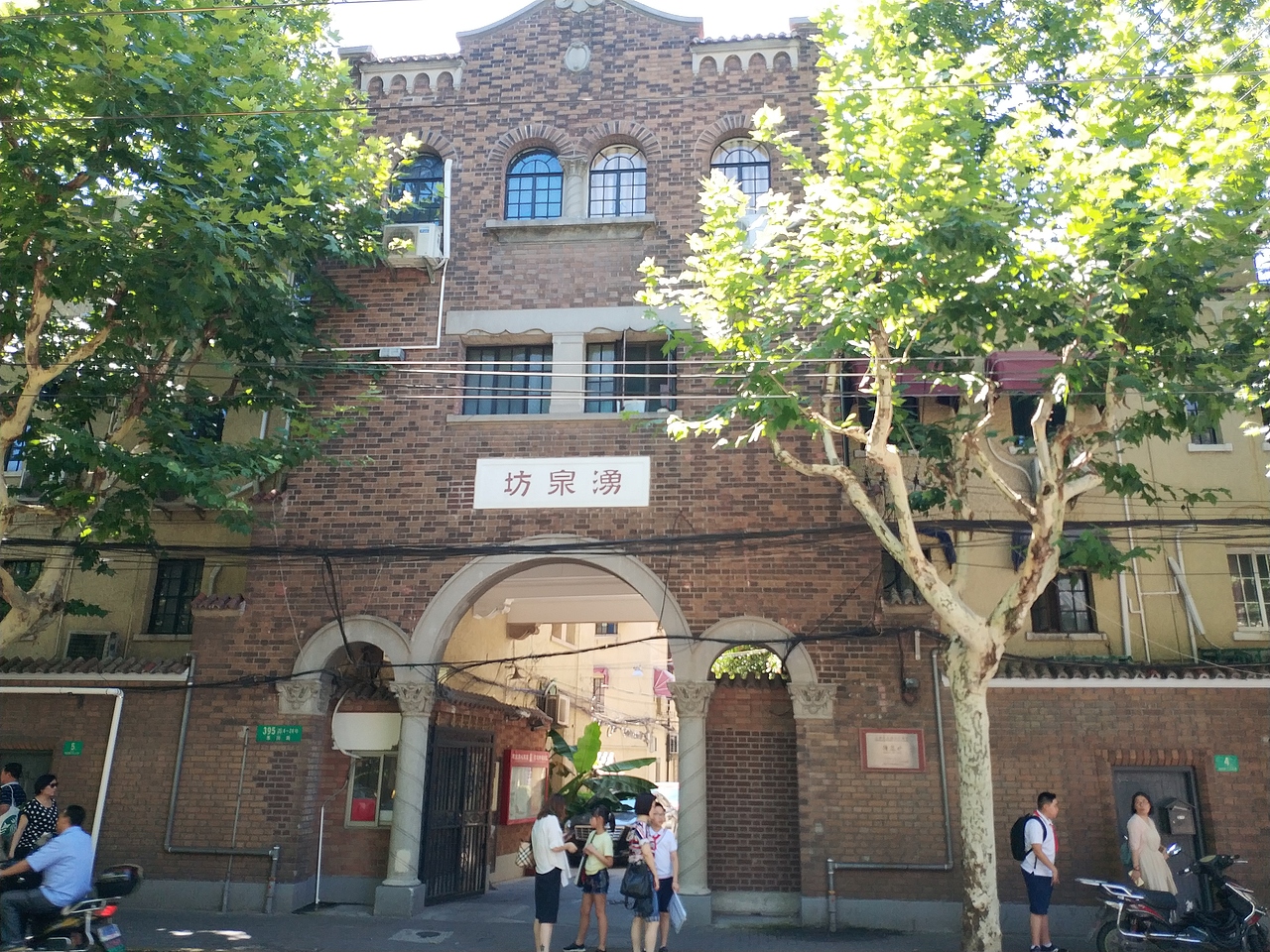 所以说我对园路本身了解的并不是很清楚，是因为就连现在我对这个建筑，它的建筑风貌，建筑形式，到底是参考的那种。我说的不是很有底气。跟别提当时了。这也是本人需要加强的地方（多学习，对项目本身需要了解得很透彻）。
我知道他用的柱式是科林斯式的，这种柱式的由来，刚好在前段时间听的西方艺术史里面有讲到过：这种柱式是考古研究时，是在古希腊南部的柯林斯的地大量发现的。所以，这种柱式的形式就以柯林斯这个地区的名字命名。