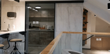 玻璃移门让空间很有质感和通透感，打开关闭移门厨房可封闭可开放。