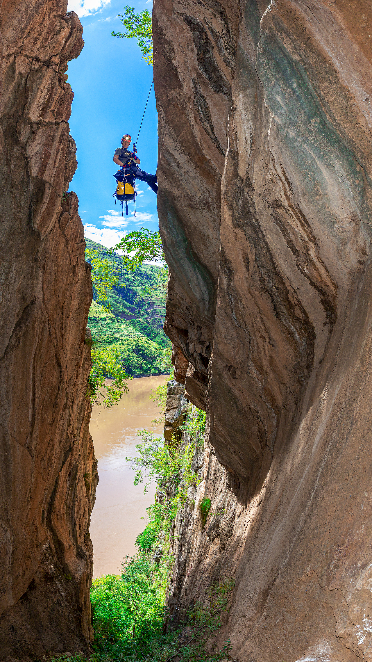 疫情之后的2022年 在金沙江畔的裂谷中进行探险活动