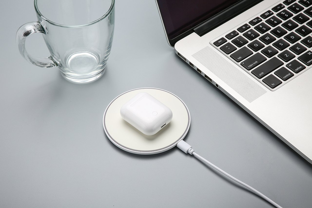 耳机和无线充电器