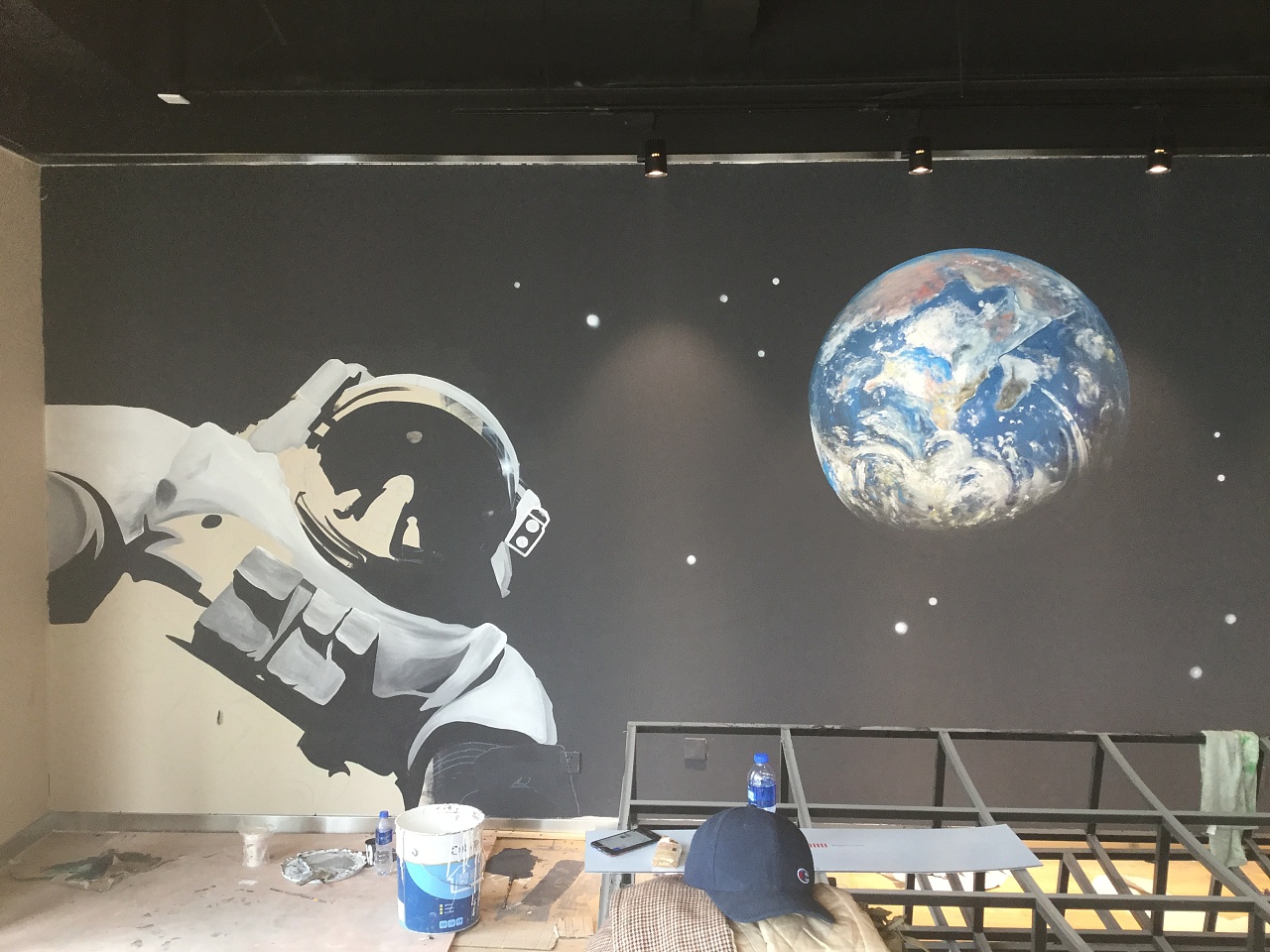 宇航员地球墙绘|插画|新锐潮流插画|匠心彩绘刘海乐 - 原创作品