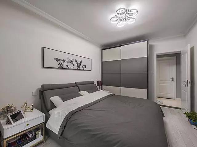 进门右侧墙面打造了一整面墙的衣柜,这收纳空间堪比独立的衣帽间了,不愁放不下衣物。