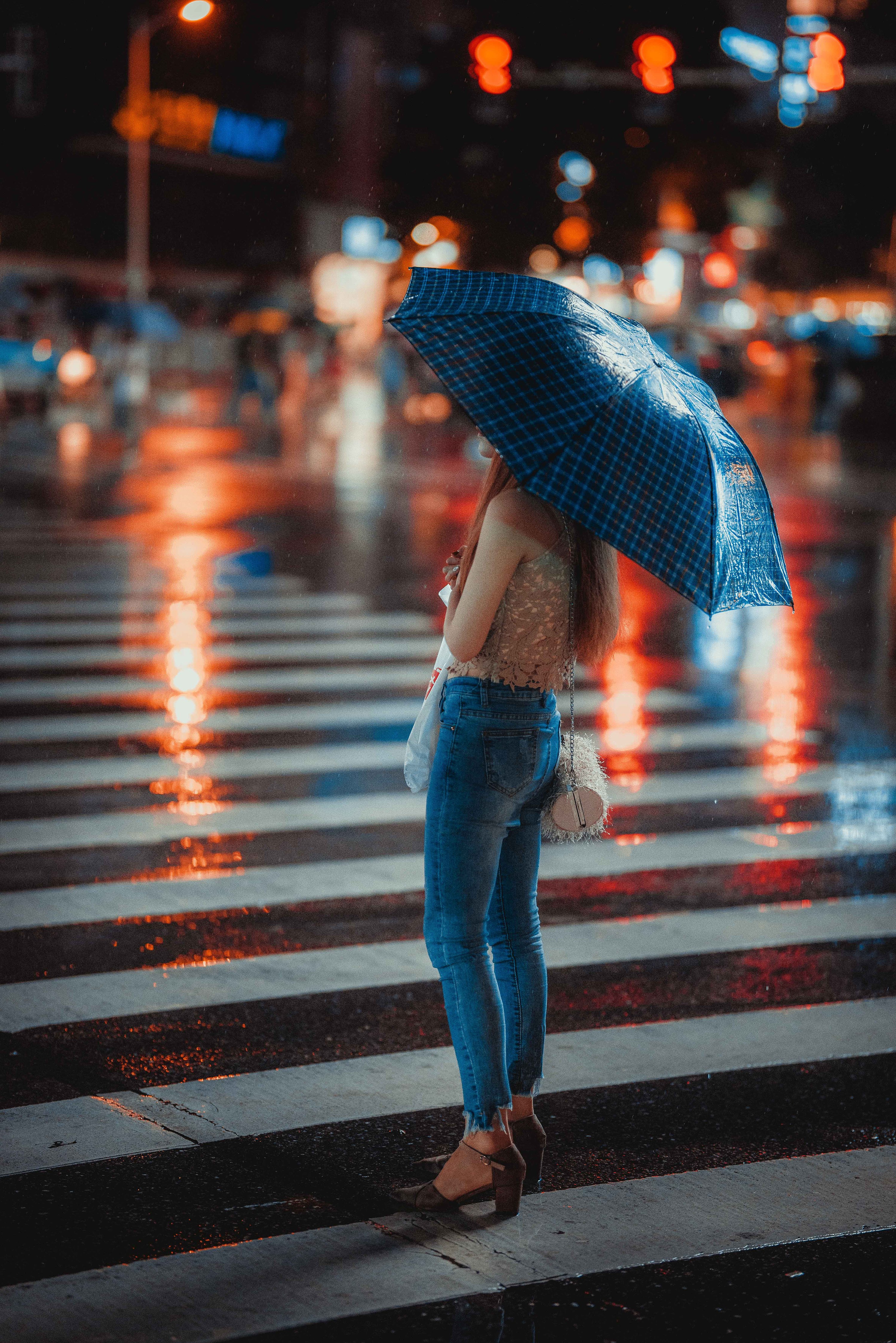 日本东京新宿街道人群夜景摄影图高清摄影大图-千库网