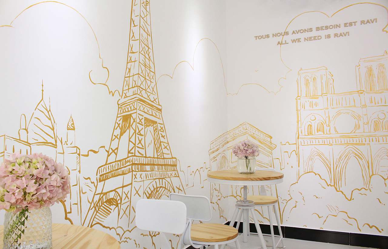 柔美的金漆牆繪筆觸
優雅的法語<br>似埃菲爾鐵塔的字形<br>...<br>闭上眼,仿佛置身巴黎<br>...