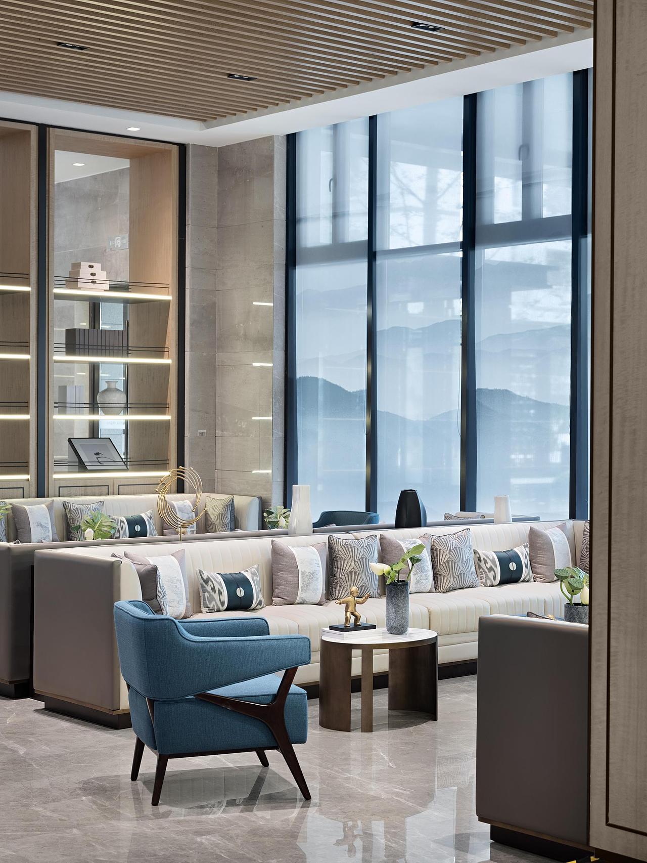 周末公园里晨跑后共享早餐,填充一天的能量与活力;闲暇之时与三五好友并座闲谈,来一场轻松的茶话会;长辈们茶余饭后聊天唠嗑,幸福邻里的休闲互动长,为日常搭建趣味缓冲带。