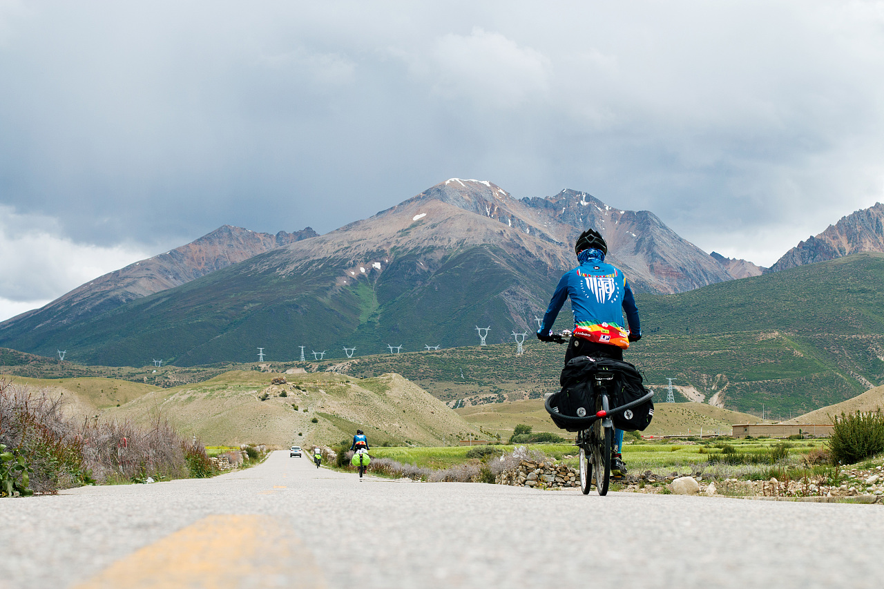 洛克兄弟川藏g318毕业骑行西藏元素羊湖玛尼珠峰大本营