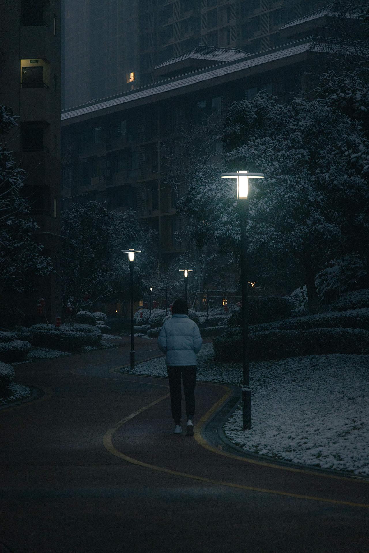 清晨散步（圖ZMjg5NjE4NTE2） - 人文/紀(jì)實(shí)攝影 - 站酷設(shè)計(jì)師厭倦MW原創(chuàng)素材 - 站酷ZCOOL