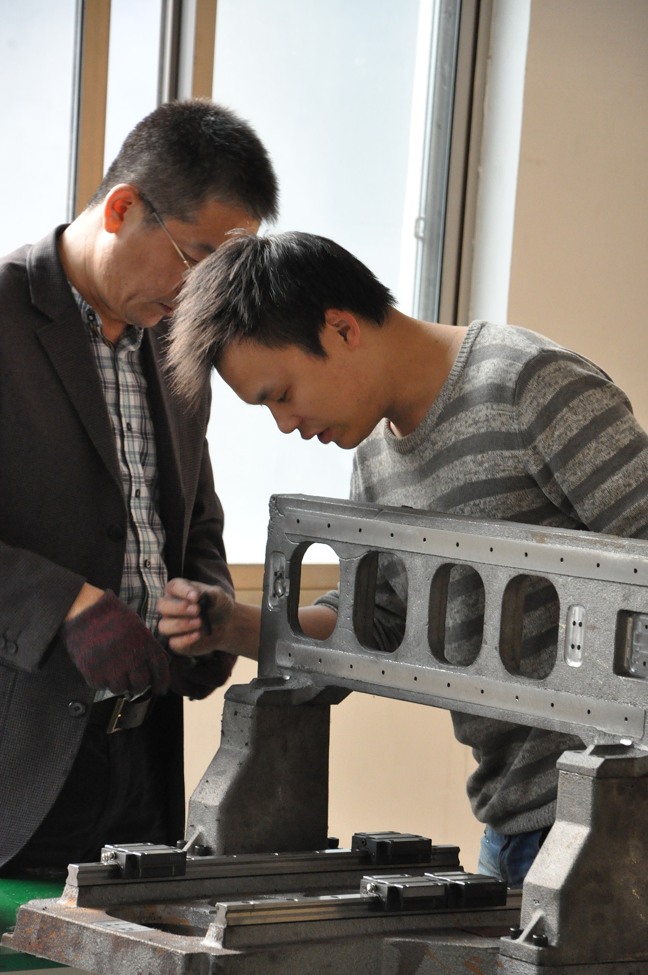 吴大神现在嫌弃买的cnc雕刻机不够好用,已经在自己制作新的加工机械了。(╮(╯▽╰)╭你没听错,是制作加工机械,不是制作模型~~)