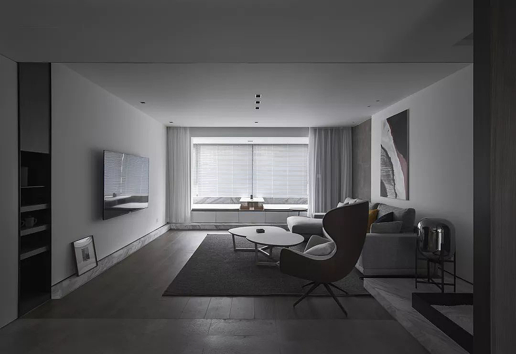 阳台区域做了一个休闲地台,会友休闲两不误。地砖大气有质感,颜色不深不浅刚刚好。也是我们找了好久才找到的。