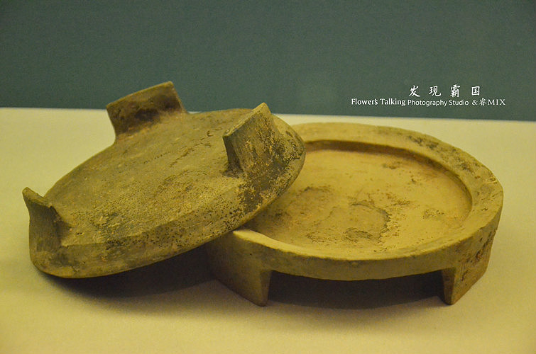 介绍的视频看了一遍,介绍这东西其实是炊具,当地人现在还在用,原来是烙饼铛,不过豆瓣上有人表示怀疑。用来做烙饼有点小了~毕竟是专家的话么,懂的~~~