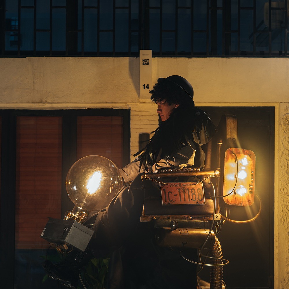 在此感谢我们的朋克仆人——中郑
<br>在造型设定上面，我们参考了大量的蒸汽朋克、复古机器等素材，在 [ 朋克仆人 ] 这个角色本身到他乘坐的怪异车子上，再把上述的诸多“高科技道具”然后再统一上色喷漆，做旧，最后焊接成一体。使得整体更贴近一个我们设想的怪诞的造型。