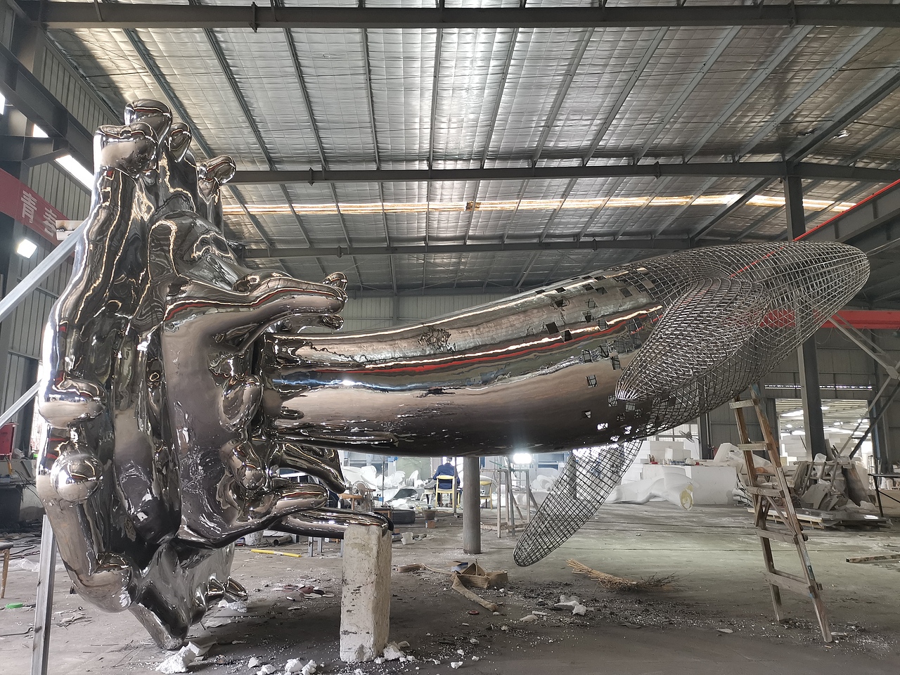 上海-不锈钢镜面镂空大鲸鱼制作过程展示（图ZMzQ2MjY2NTIw） - 雕塑 - 站酷设计师德森雕塑标识景观原创素材 - 站酷ZCOOL