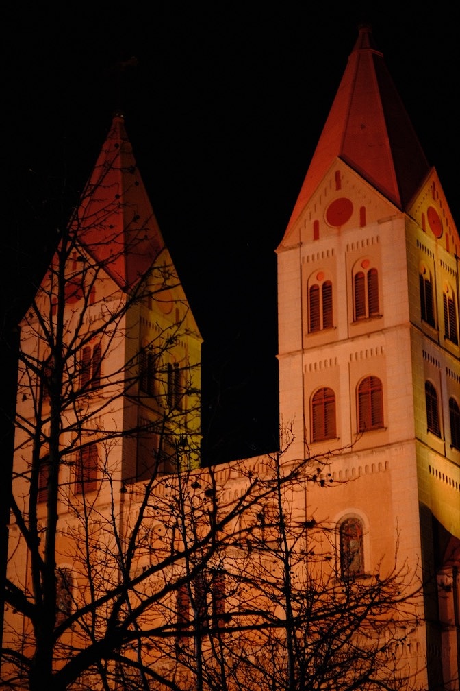 夜晚的教堂有些阴森。