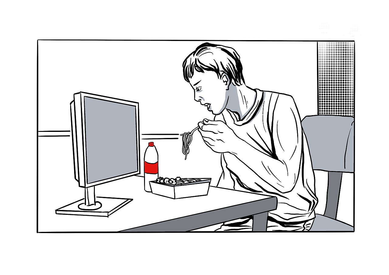 我默默吃着快餐,配着矿泉水。