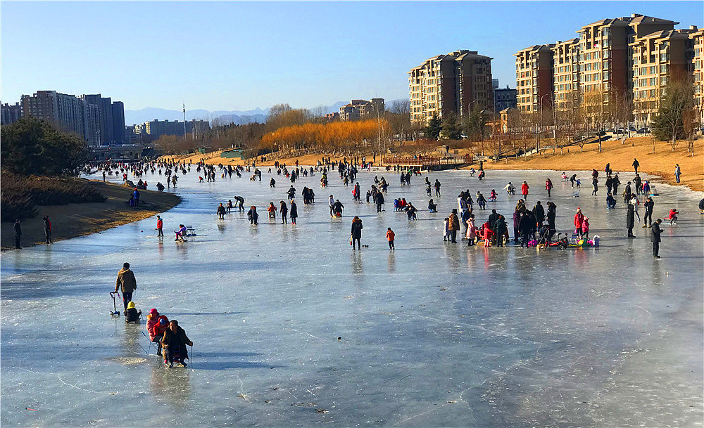 刘勇良手机纪实摄影:京冬河上天然滑冰场