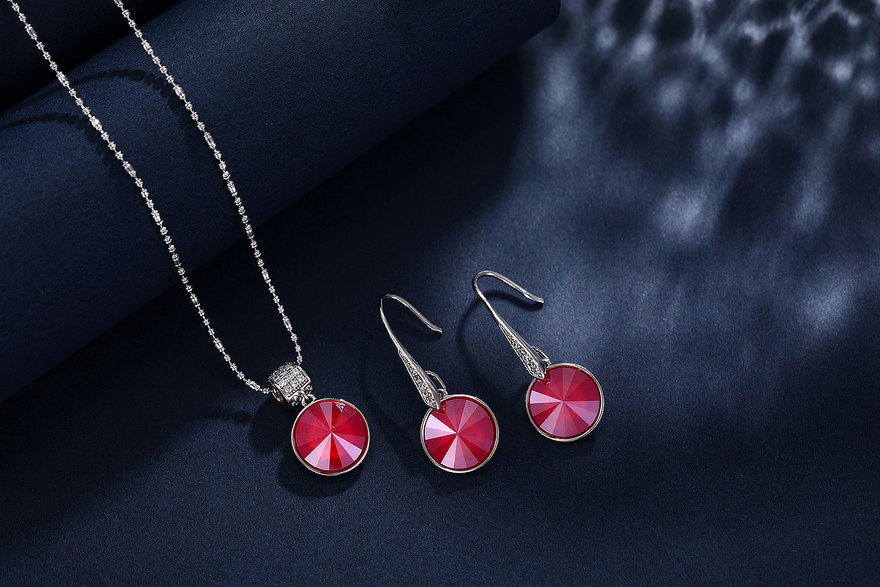 蓝背景首饰场景耳钉项链摄影场景施华洛世奇