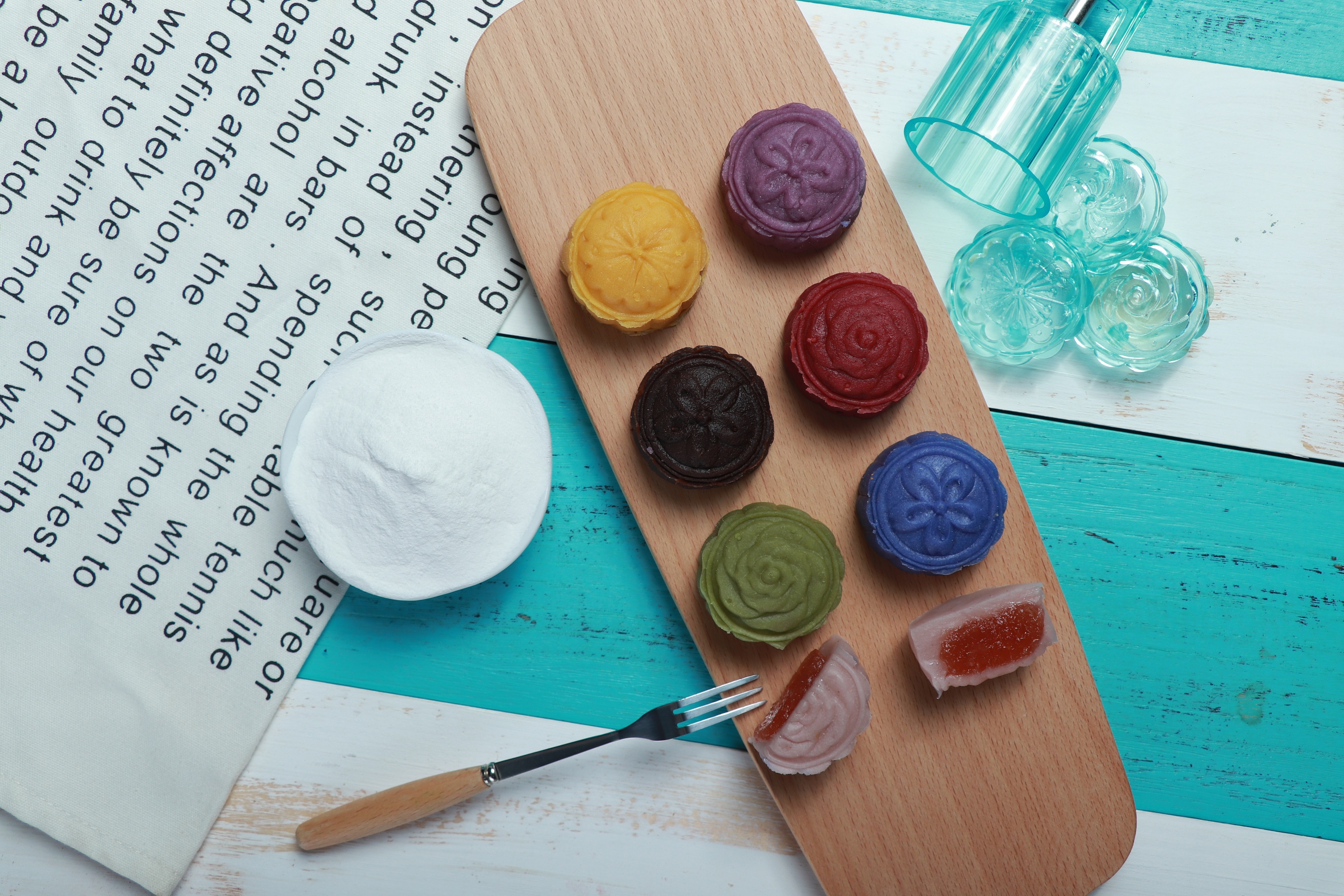 餐桌上彩色的甜点冰皮月饼摄影图高清摄影大图-千库网